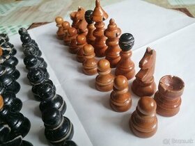 Predám starožitné drevené vyrezávané šachové figúrky