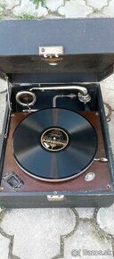 Stary gramofon na kluku