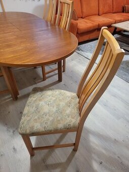 Predám jedálenský set- stôl a 6 stoličiek.