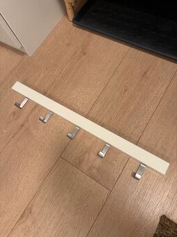 Vešiak IKEA TJUSIG Biely