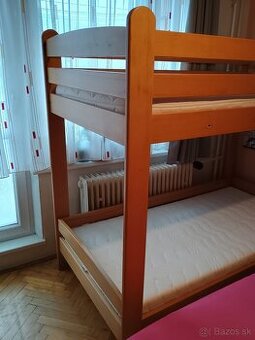 Poschodová posteľ z masívu