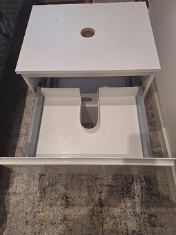 Kúpeľnová závesna skrinka pod umyvadlo.