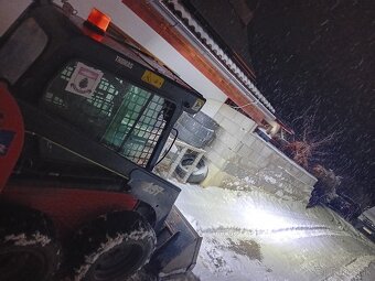 Šmykový nakladač Thomas