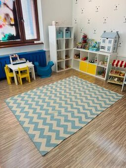 Veľký modro-krémový koberec – chevron vzor