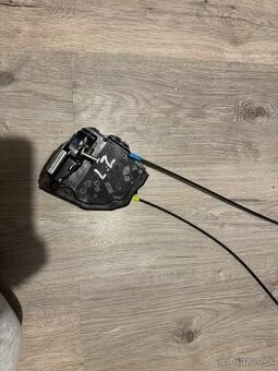 Zámok dverí LZ Toyota Auris 2 A084219