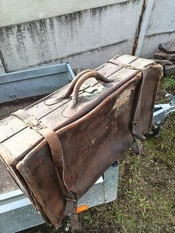 Cestovateľský kožený kufor.