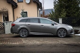 Toyota Avensis Combi 2.0 D-4D S&S Executive, Slovenské, prav