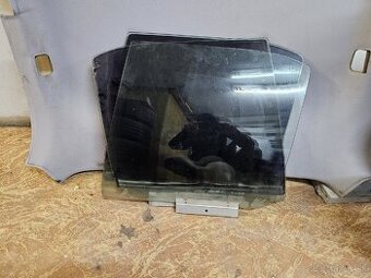 BMW e36 sedan zadné sklo dverí