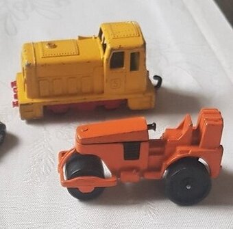 staré hračky auta LESNEY , CORGI , .....