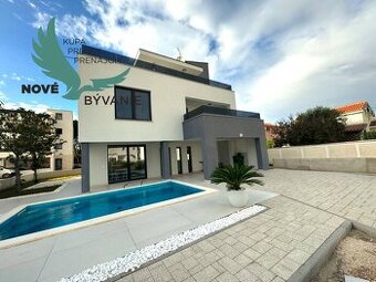 Luxusná novostavba vila s bazénom blízko mora a výhľadom na