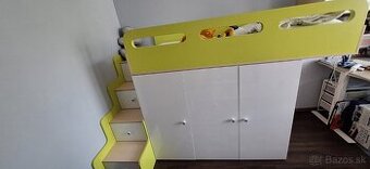 Posteľ so skriňami pod ňou