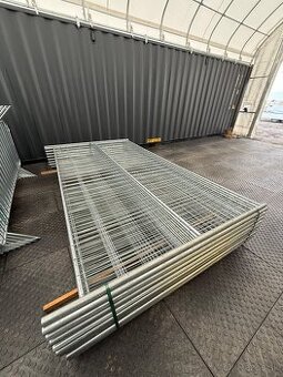Mobilná bariéra – 3,43 × 2,0 m – stavby, akcie, pod