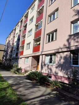 Predám v centre Topolčian 3 izbový byt s balkonom