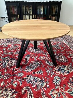 Masívny dubový konferenčný stolík