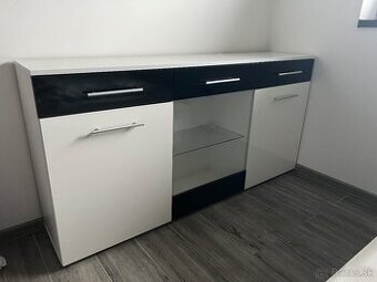 Komoda skrinka čierno biela farba a sklo