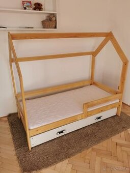 Domčekova drevena postel  + rošt + matrac+ chranic na matrac