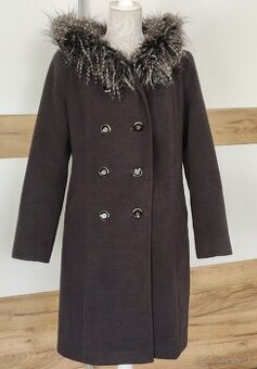 Sivý kabát s kapucňou