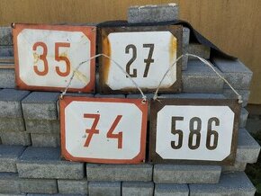 Smaltované tabuľky - čísla na dom: 35, 74, 586