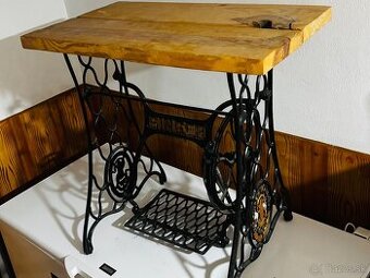 Singer starožitnostny stojan