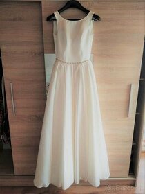 Jednoduché saténové svadobné šaty veľkosť S, M