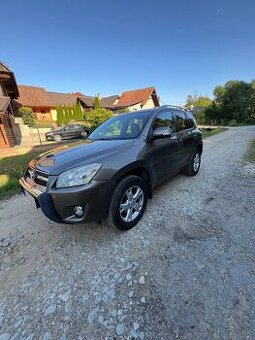 Predám Toyota Rav4,Benzín