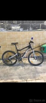 Celoodpružený horský bicykel GIANT