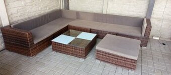 Ratanove sedenie so stolom