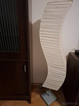 Moderná dizajnová stojaca lampa – papierové tienidlo