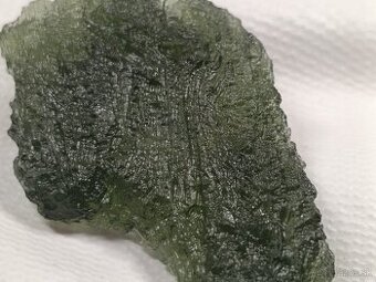 Krásný velký Vltavín z Chlumu, těžký14,36 gramu, ve stojánku