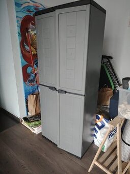 Predám vysokú plastovú skriňu s dvierkami.