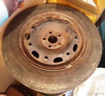 Predám 2 ks letných kolies 165/70 R14 s diskami 5x100 pasujú