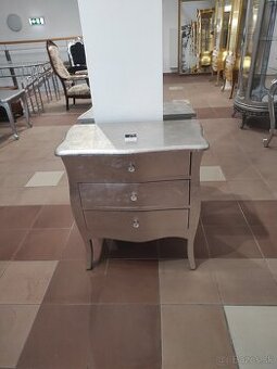 Strieborná komoda so šuflíkmi