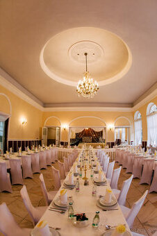 Biele svadobné návleky na stoličky