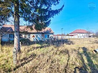 NA PREDAJ pozemok so starým domom v obci Pravenec