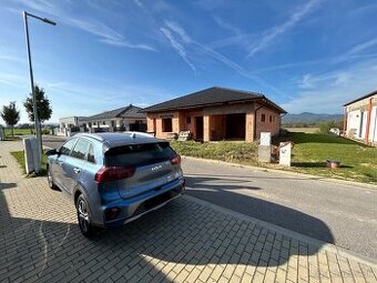 Rozostavaná hrubá stavba, pozemok 692 m2 - Ilava - Klobušice