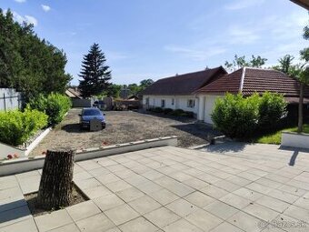 Zrekonštruovaný, zariadený rodinný dom s garážami vo Svodine - 1