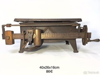 Stolova starožitna vaha .