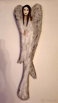 Dreveny malovany anjel - ochranca príbytku