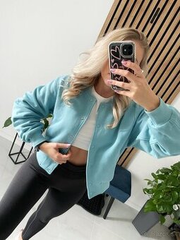 Victoria’s Secret bomber bundička