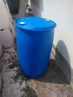Plastové sudy 200l, bandasky 50l a 20l na vodu