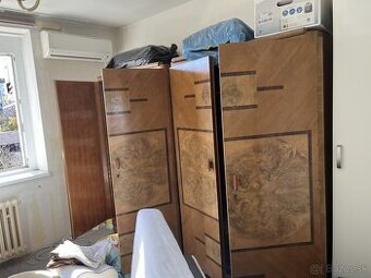 Masivne skrine a obyvackova stena