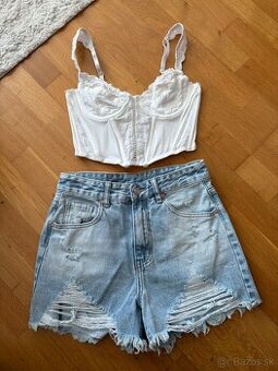 Korzet a kraťasy