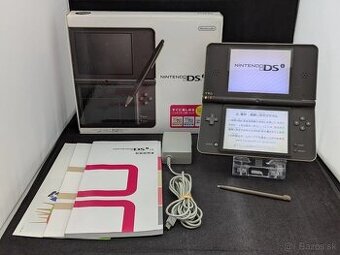 Nintendo DSi XL s krabicou