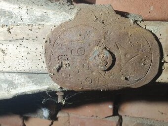 Predam 103 ročné drevene oje z voza z s kovanim z roku 1922.