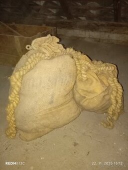 Staré jutové vrecia a lano.