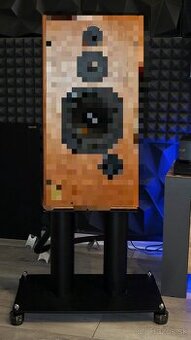 Stojany pod reproduktory