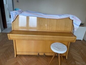 Klavír značky Petrof