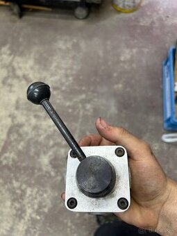 Ručný pneumatický rozvádzač