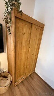 Masívna drevená skriňa
