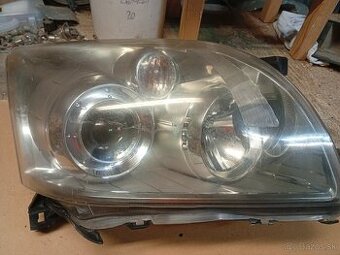 Presne svetlo Toyota Avensis T25